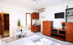 Apartment B&J Very Near Center Of Town
